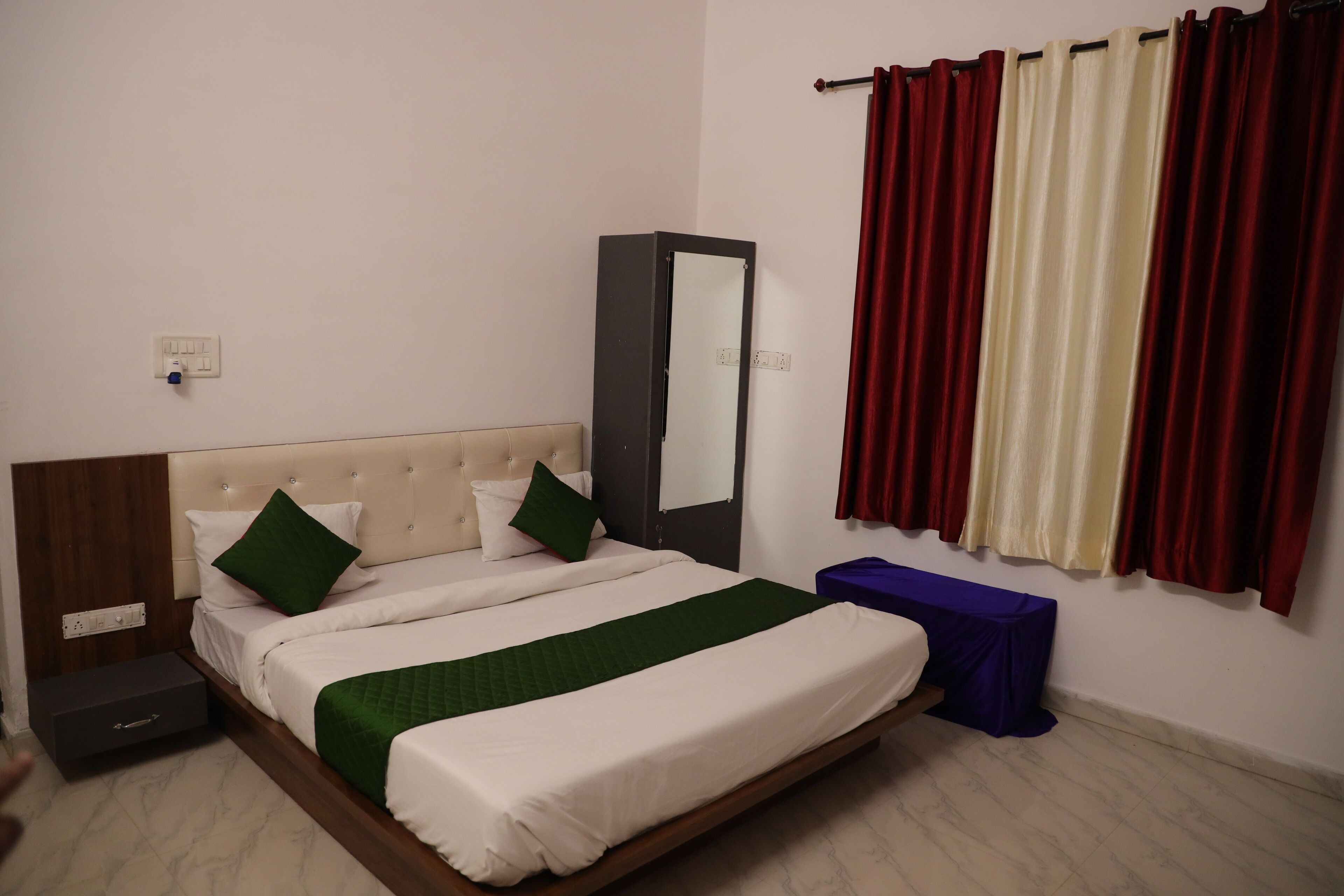 Laptop workspace, free WiFi, bed sheets