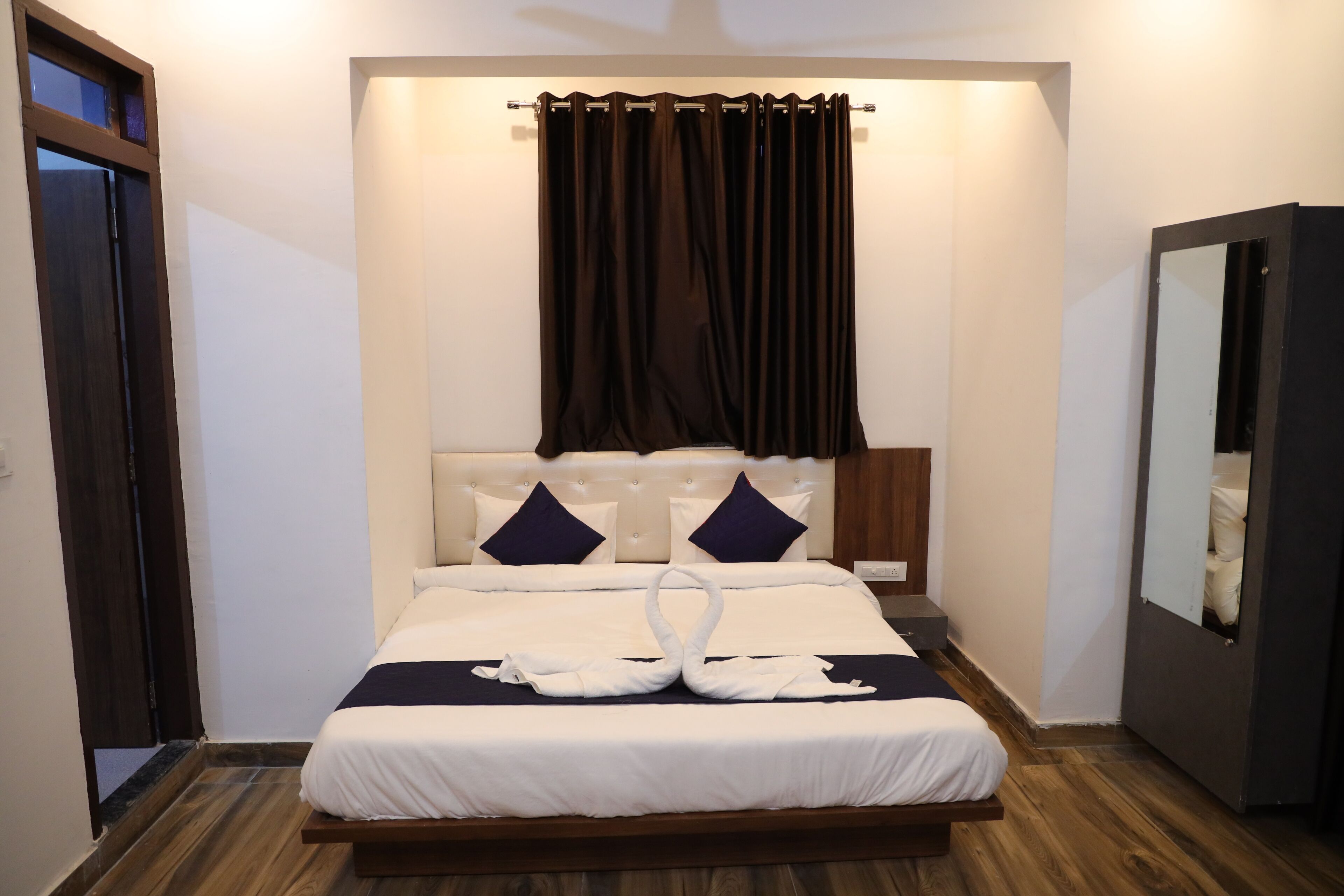 Habitación doble Deluxe, 1 cama matrimonial, para fumadores | Espacio para trabajar con laptop, wifi gratis y ropa de cama 