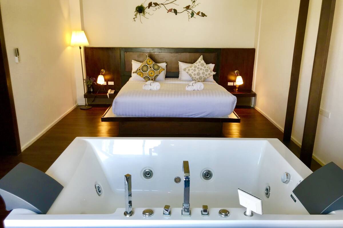 Paul Suite | มินิบาร์, ตู้นิรภัยในห้องพัก, โต๊ะทำงาน, ผ้าม่านกันแสง