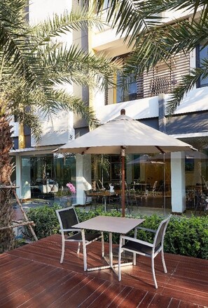 บริการอาหารเช้า อาหารกลางวัน, อาหารท้องถิ่นและนานาชาติ, วิวสวน