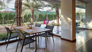 Serveert ontbijt, lunch, lokale en internationale gerechten, tuinzicht