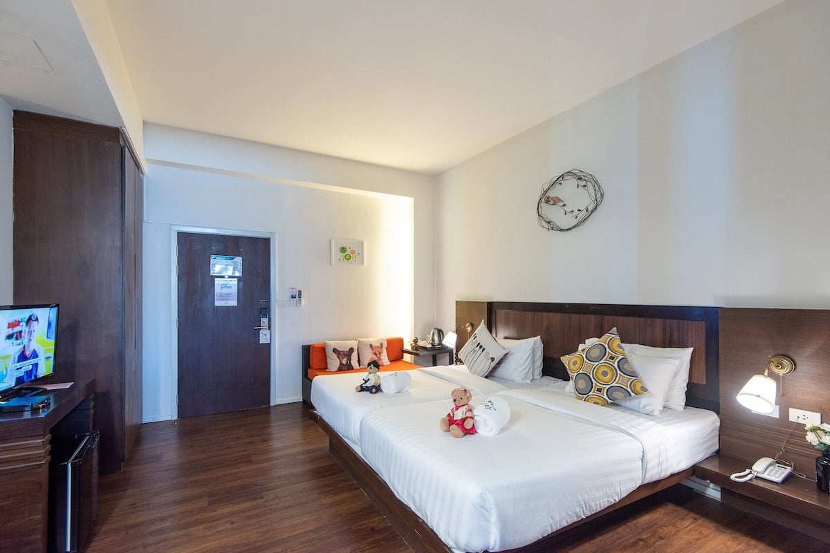 Oliver's Room Twin Bed | Een minibar, een kluis op de kamer, een bureau, verduisterende gordijnen