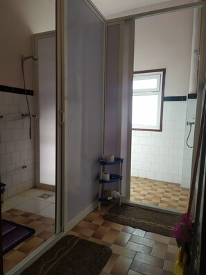 Shower, towels - Auberge De Jeunesse Ouarzazate - Hostel (Tarmigt)