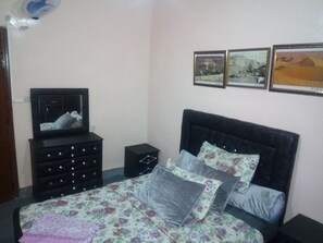 Family Double Room | Laptop workspace, free WiFi, bed sheets - Auberge De Jeunesse Ouarzazate - Hostel (Tarmigt)