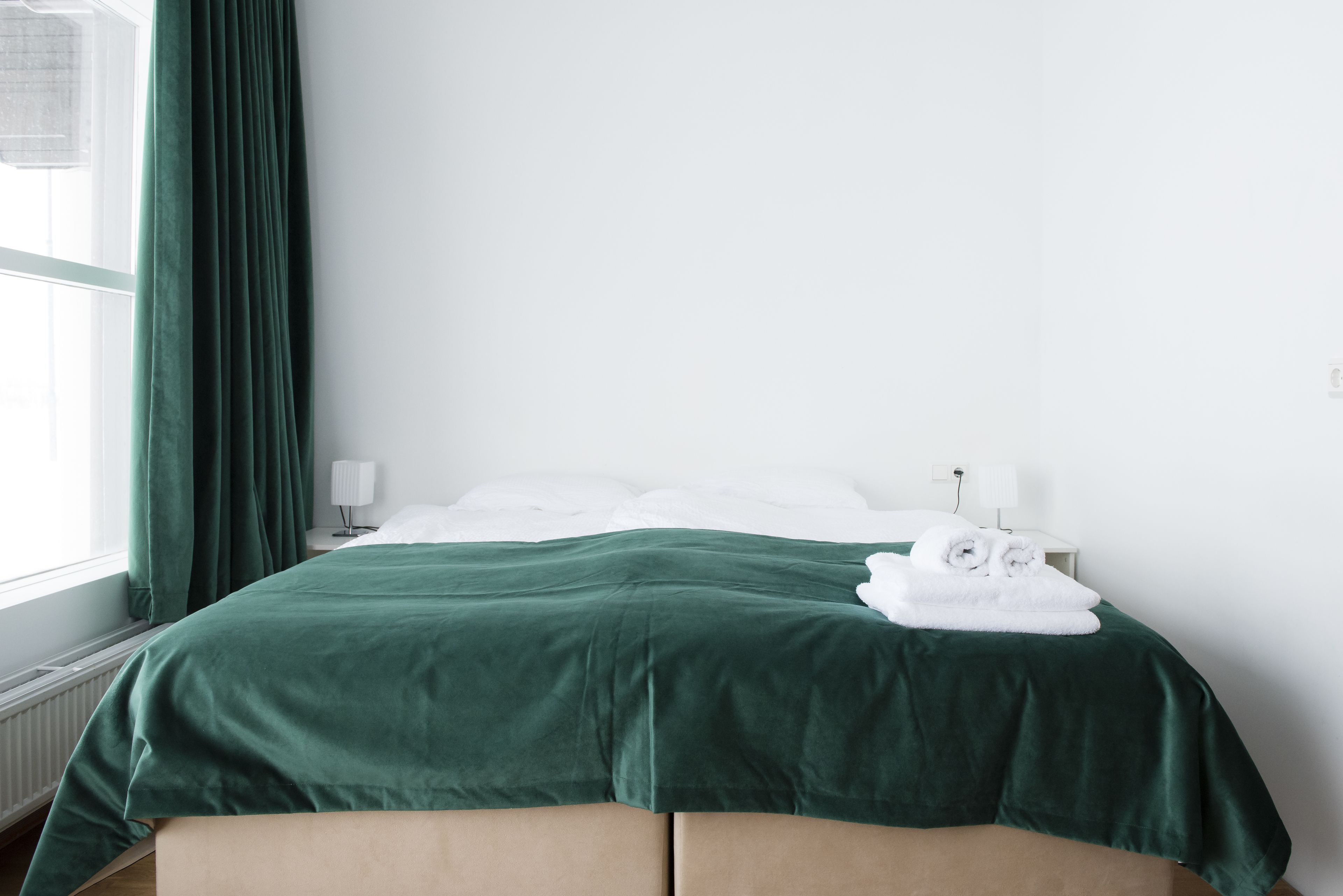 Familie vierpersoonskamer, privébadkamer | Een bureau, verduisterende gordijnen, gratis wifi, beddengoed