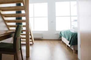 Chambre quadruple familiale, salle de bain privée | Bureau, rideaux d’obscurcissement, accès au Wi-Fi (inclus)