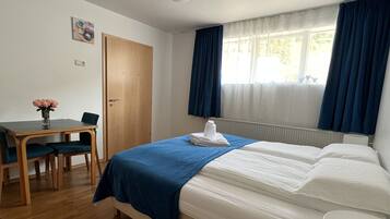 Kamer, 1 twee- of 2 eenpersoonsbedden, privébadkamer | 1 slaapkamer, een bureau, verduisterende gordijnen, gratis wifi