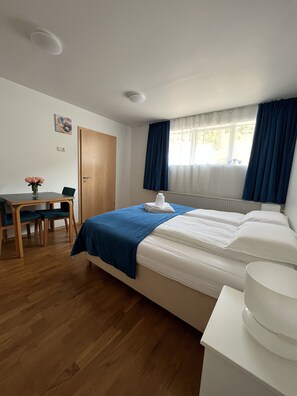Escritorio, cortinas blackout, wifi gratis y ropa de cama 