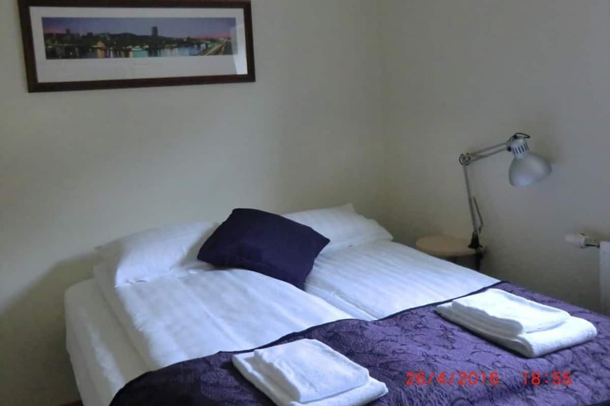Kamer, 1 twee- of 2 eenpersoonsbedden, gedeelde badkamer | Verduisterende gordijnen, gratis babybedden, gratis wifi, beddengoed