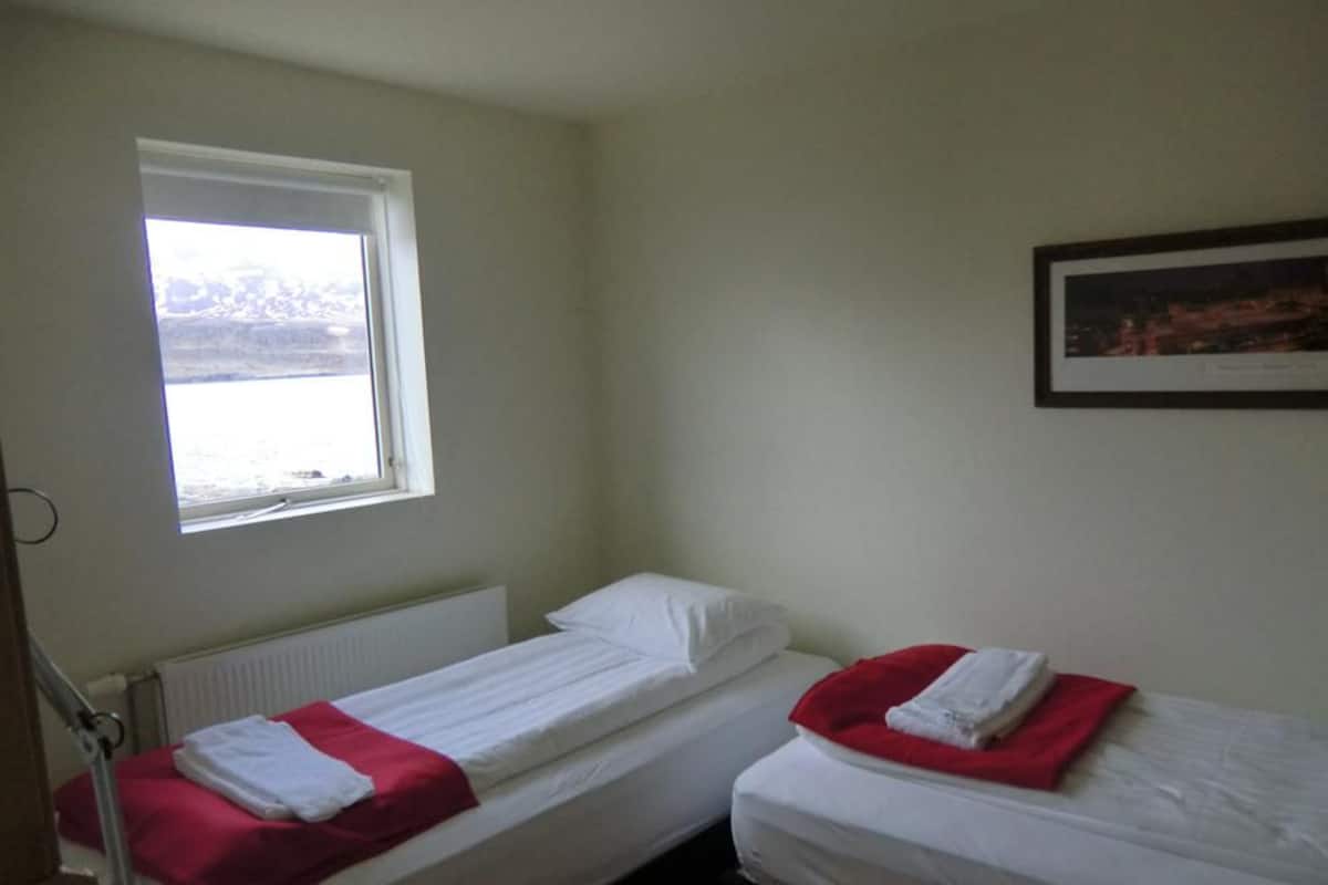 Driepersoonskamer, gedeelde badkamer | Verduisterende gordijnen, gratis babybedden, gratis wifi, beddengoed