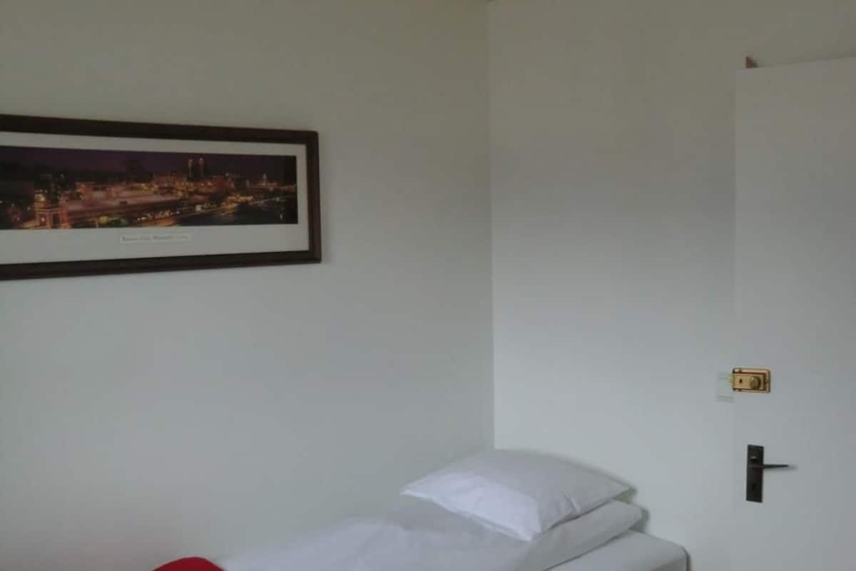 Single Room, Shared Bathroom | Blackout curtains, free cots/infant beds, free WiFi, bed sheets