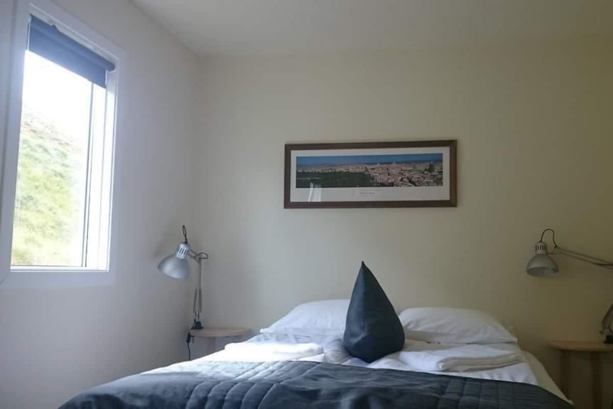 Kamer, 1 twee- of 2 eenpersoonsbedden, privébadkamer, uitzicht op bergen | Verduisterende gordijnen, gratis babybedden, gratis wifi, beddengoed