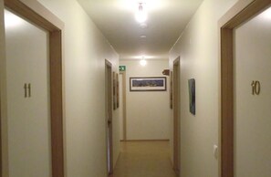 Yhden hengen huone, jaettu kylpyhuone | Pimennysverhot, ilmaiset vauvansängyt, ilmainen Wi-Fi, vuodevaatteet