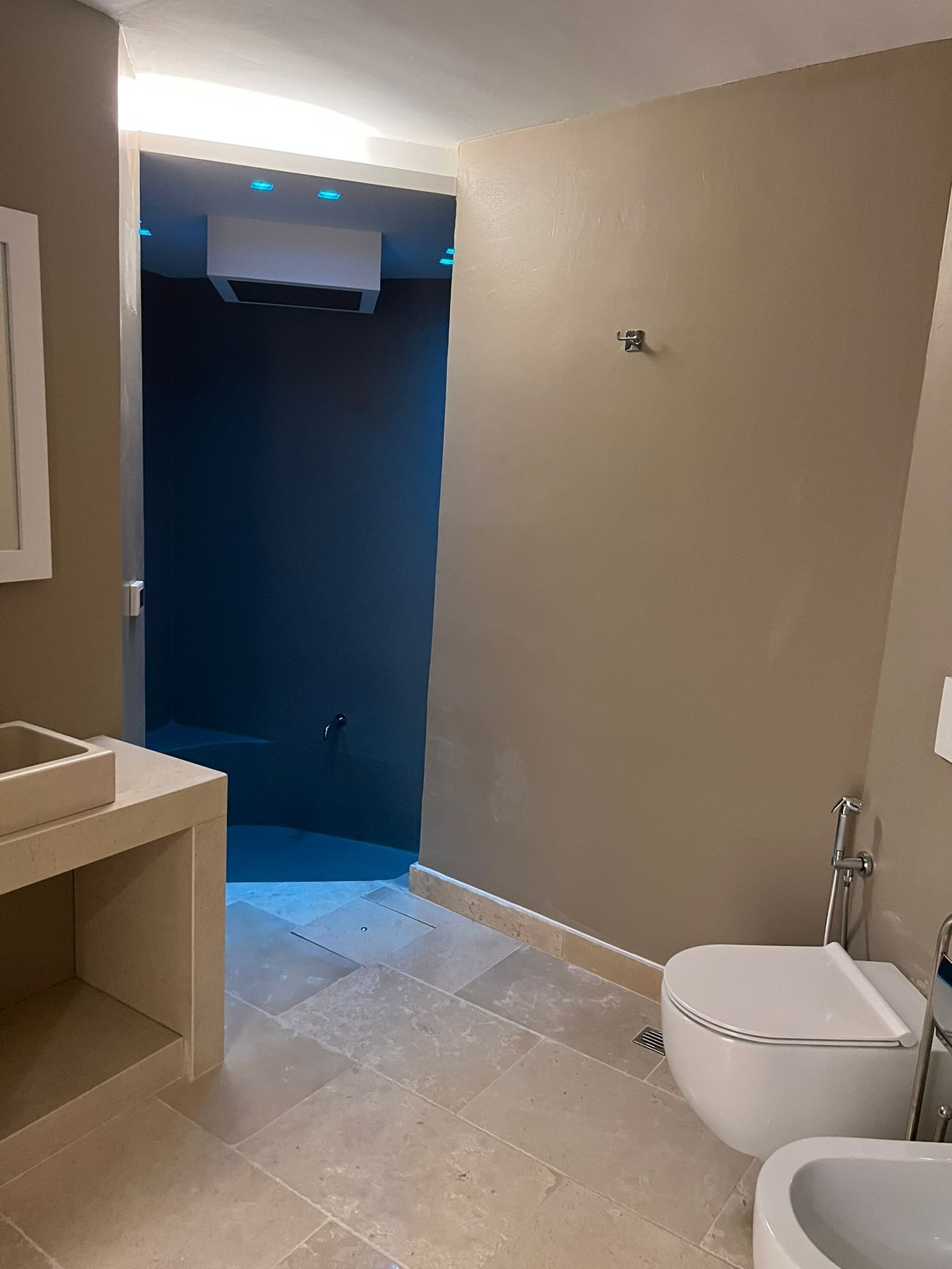 Ein modernes Badezimmer mit Dusche, Toilette und Waschbecken.
