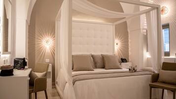 Une chambre à coucher avec un lit à baldaquin, des tables de chevet, un bureau et une chaise.