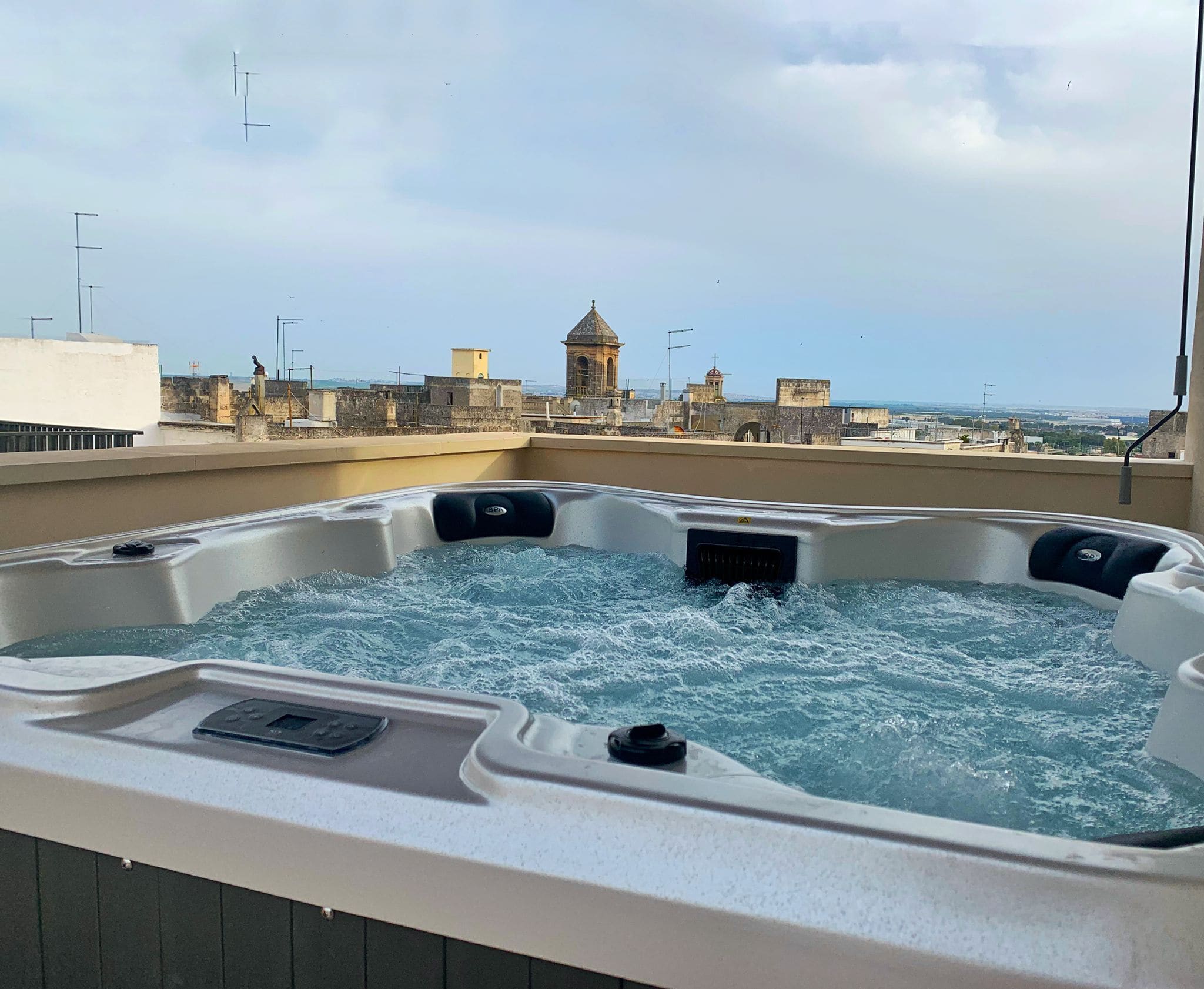 Luxe tweepersoonskamer, hot tub | Hypoallergeen beddengoed, een minibar, een kluis op de kamer, een bureau