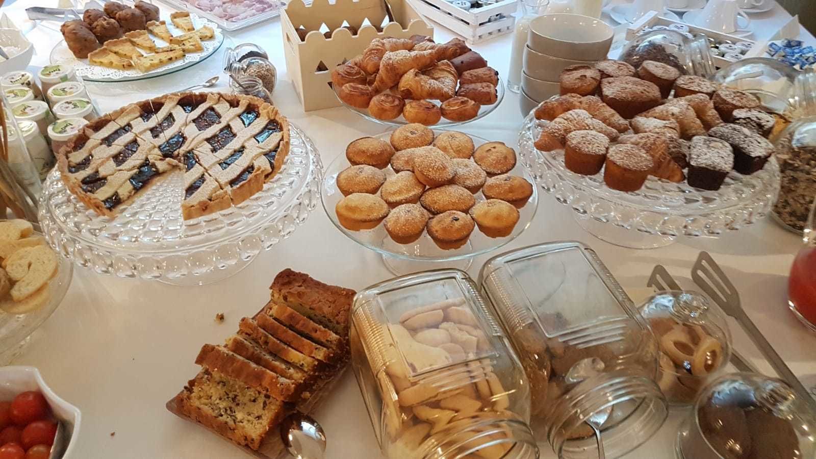 Free continental breakfast on weekdays