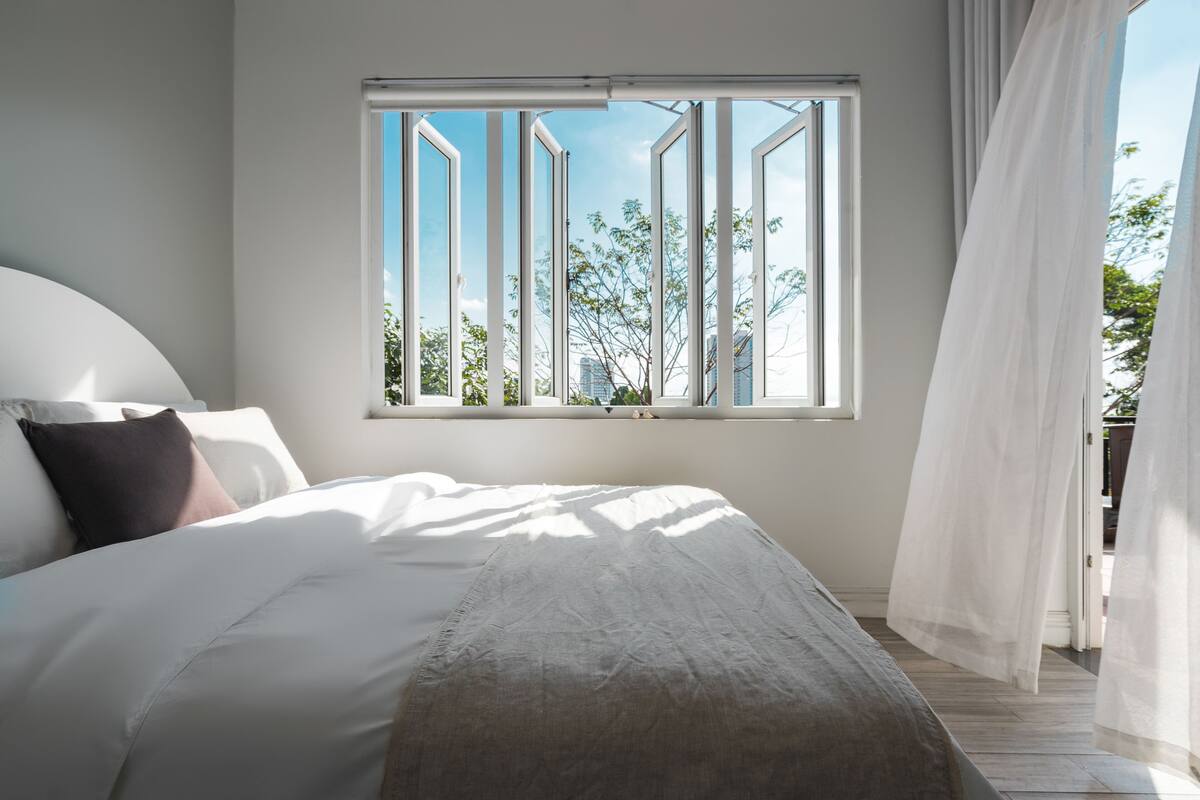 Hypo-allergenic bedding, soundproofing, free WiFi, bed sheets