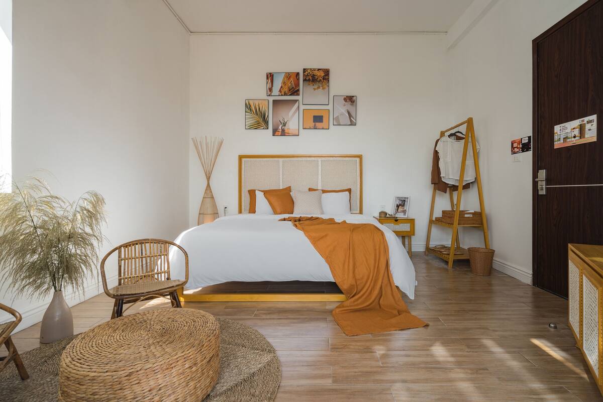 Hypo-allergenic bedding, soundproofing, free WiFi, bed sheets
