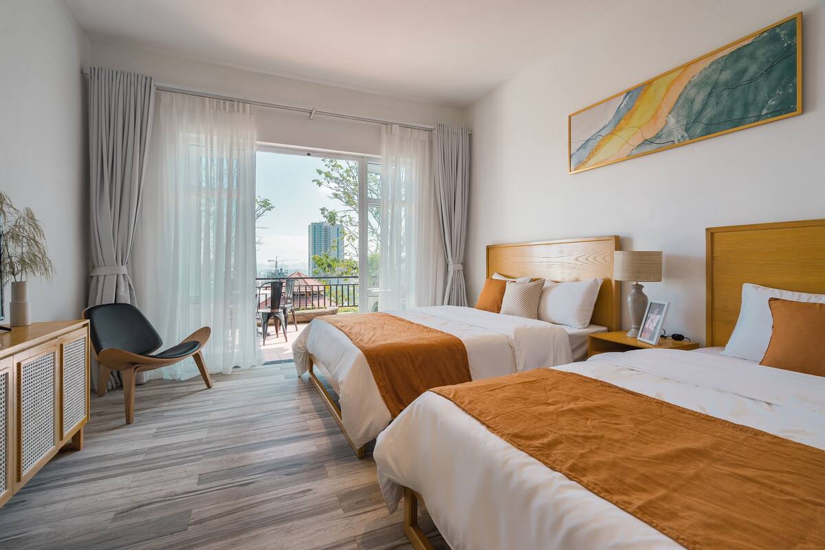 Hypo-allergenic bedding, soundproofing, free WiFi, bed sheets