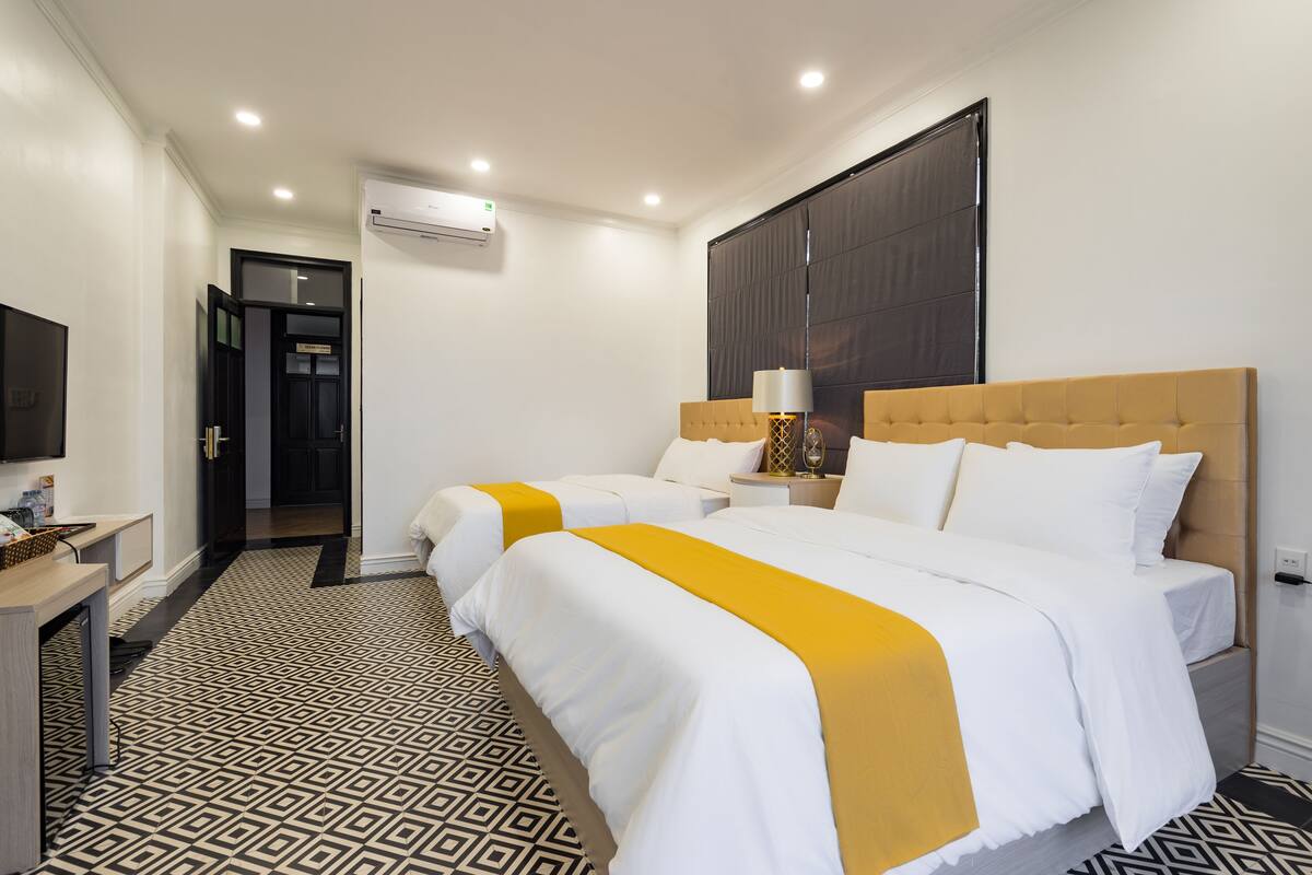 Hypo-allergenic bedding, soundproofing, free WiFi, bed sheets