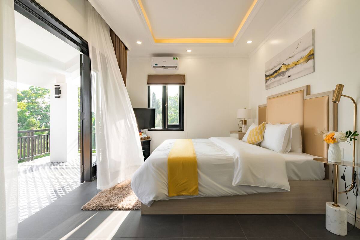 Hypo-allergenic bedding, soundproofing, free WiFi, bed sheets