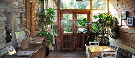 Dagelijks continentaal ontbijt (EUR 8.5 per persoon)