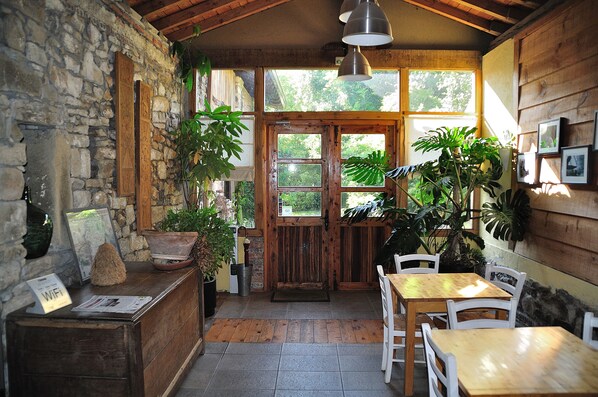 Colazione continentale, servita tutte le mattine (8.5 EUR a persona) 