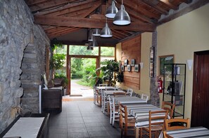 Petit déjeuner continental (8.5 EUR par personne)