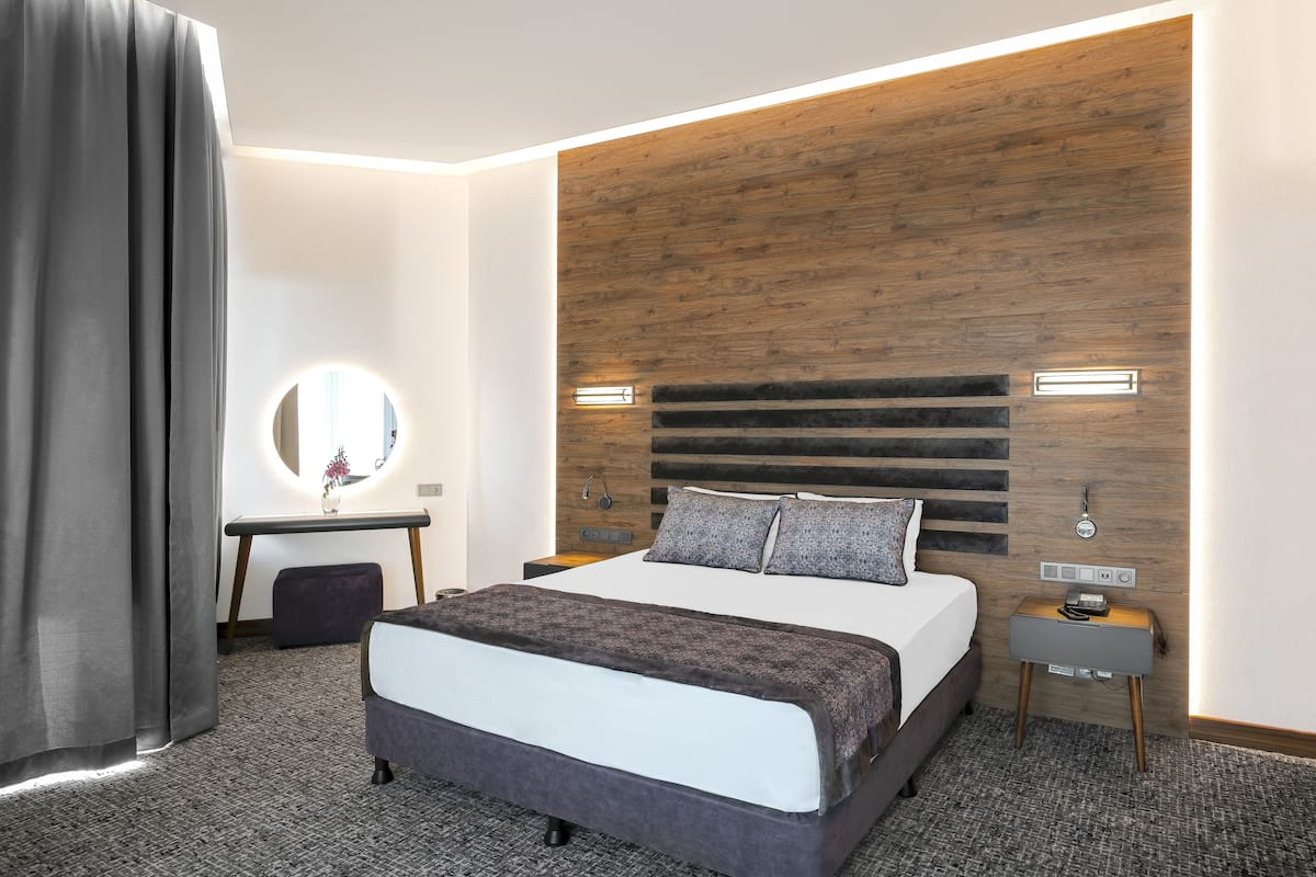 junior suite | 1 bedroom, premium bedding, minibar, in-room safe