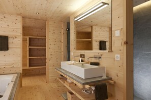 Gratis toiletartikler, hårtørrer, badekåber, hjemmesko