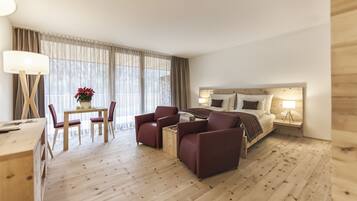 Junior suite, terras | Luxe beddengoed, een minibar, een kluis op de kamer