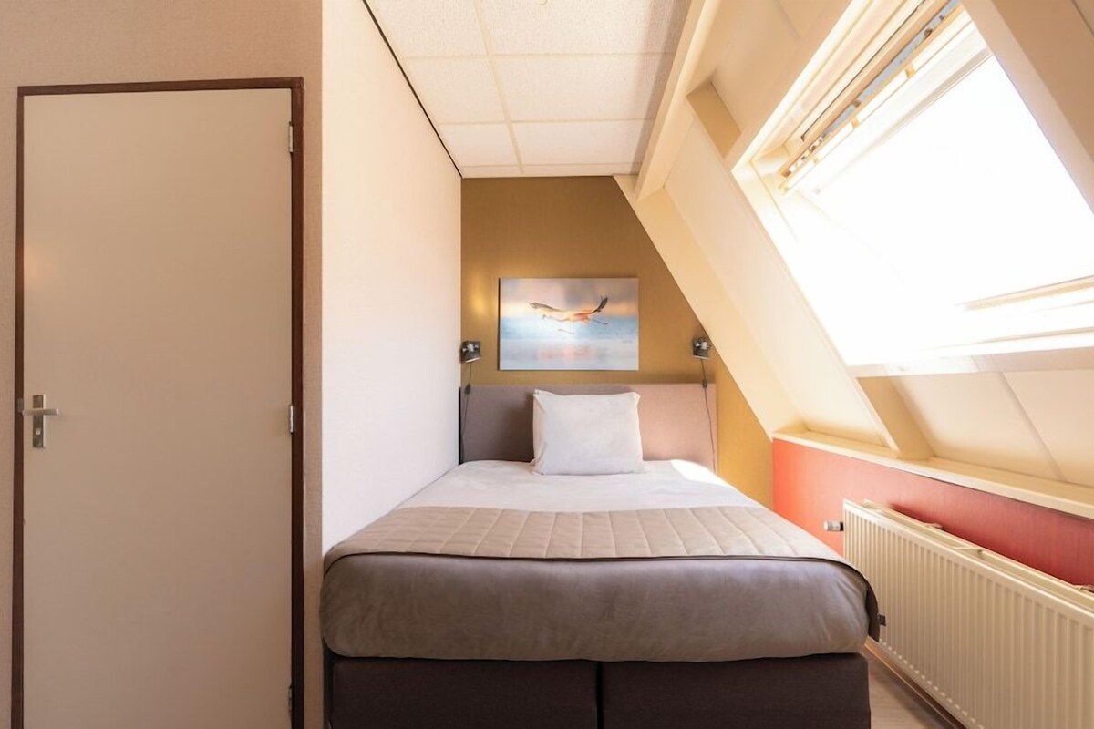 Premium bedding, Select Comfort beds, desk
