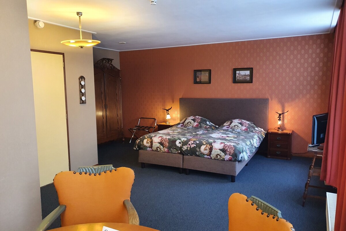 Premium bedding, Select Comfort beds, desk