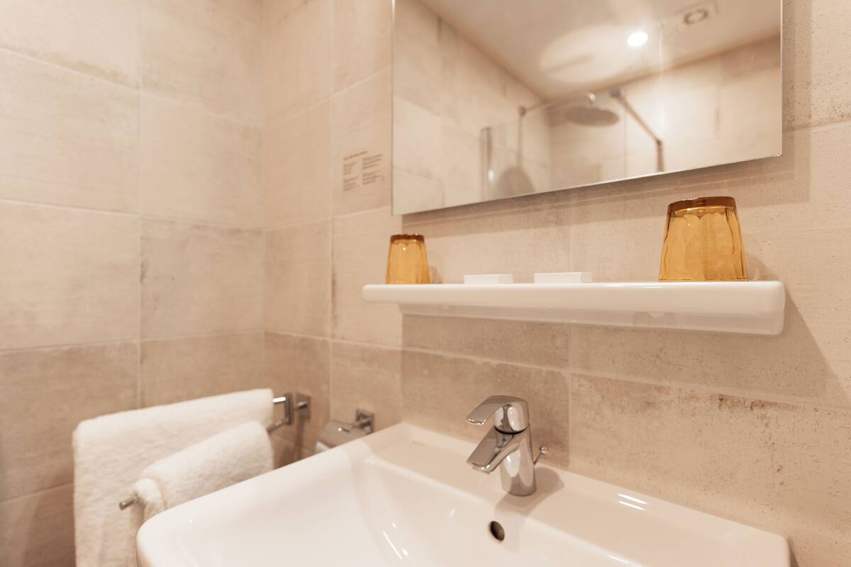 double or twin room, 2 single beds, non smoking | bathroom | free toiletries, hair dryer, towels