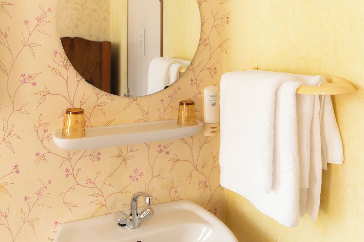 double or twin room, 2 single beds, non smoking | bathroom | free toiletries, hair dryer, towels