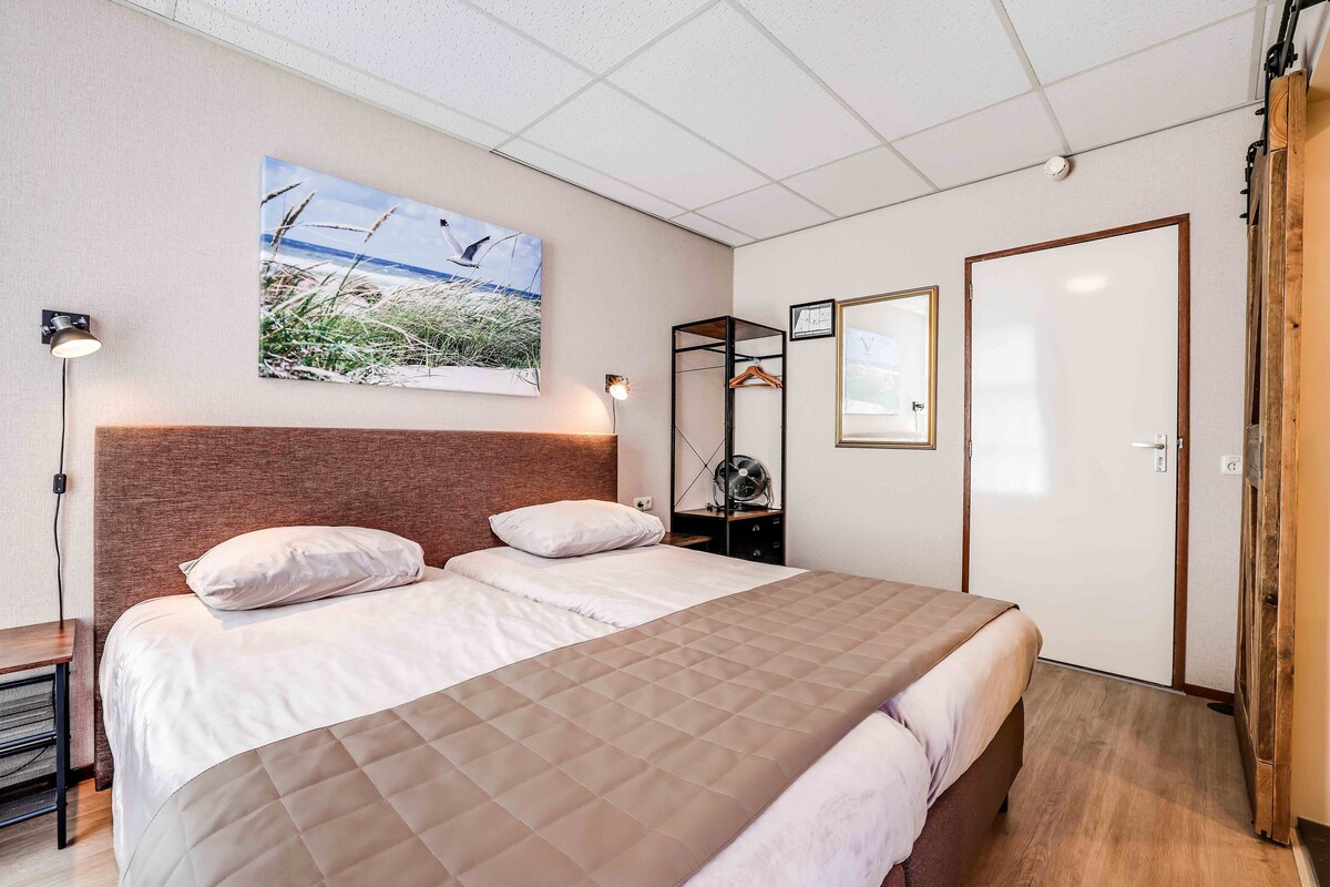 Premium bedding, Select Comfort beds, desk