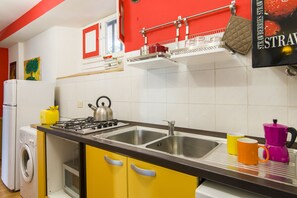 Apartment, 1 Bedroom | Private kitchen | Fridge, oven, stovetop, cookware/dishes/utensils