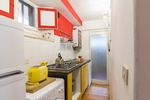 Apartment, 1 Bedroom | Private kitchen | Fridge, oven, stovetop, cookware/dishes/utensils