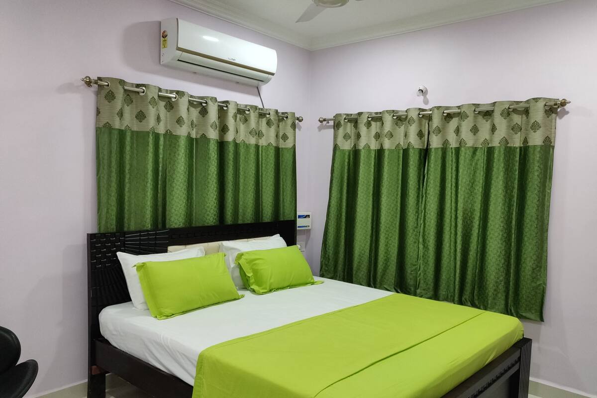 Frette Italian sheets, premium bedding, pillow-top beds, free WiFi