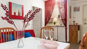 Apartment, 1 Schlafzimmer | Essbereich im Zimmer