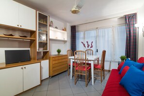 Apartamento, 1 quarto | Área de estar | TV de tela plana