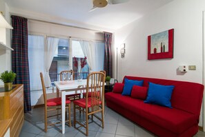 Departamento, 1 habitación | Área de sala de estar | Televisión de pantalla plana 