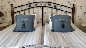 1 habitación, decoración personalizada, muebles diferentes y escritorio