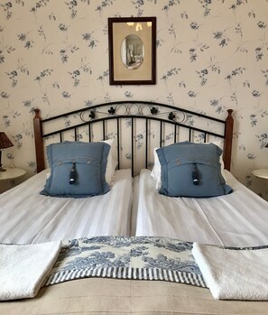 Individually decorated, individually furnished, desk, laptop workspace - Hotell Viking (Uddevalla)