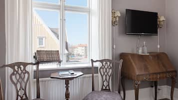 Double Room (Private bathroom) | 1 bedroom, individually decorated, individually furnished, desk