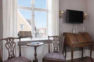 Decoración personalizada, muebles diferentes y escritorio 