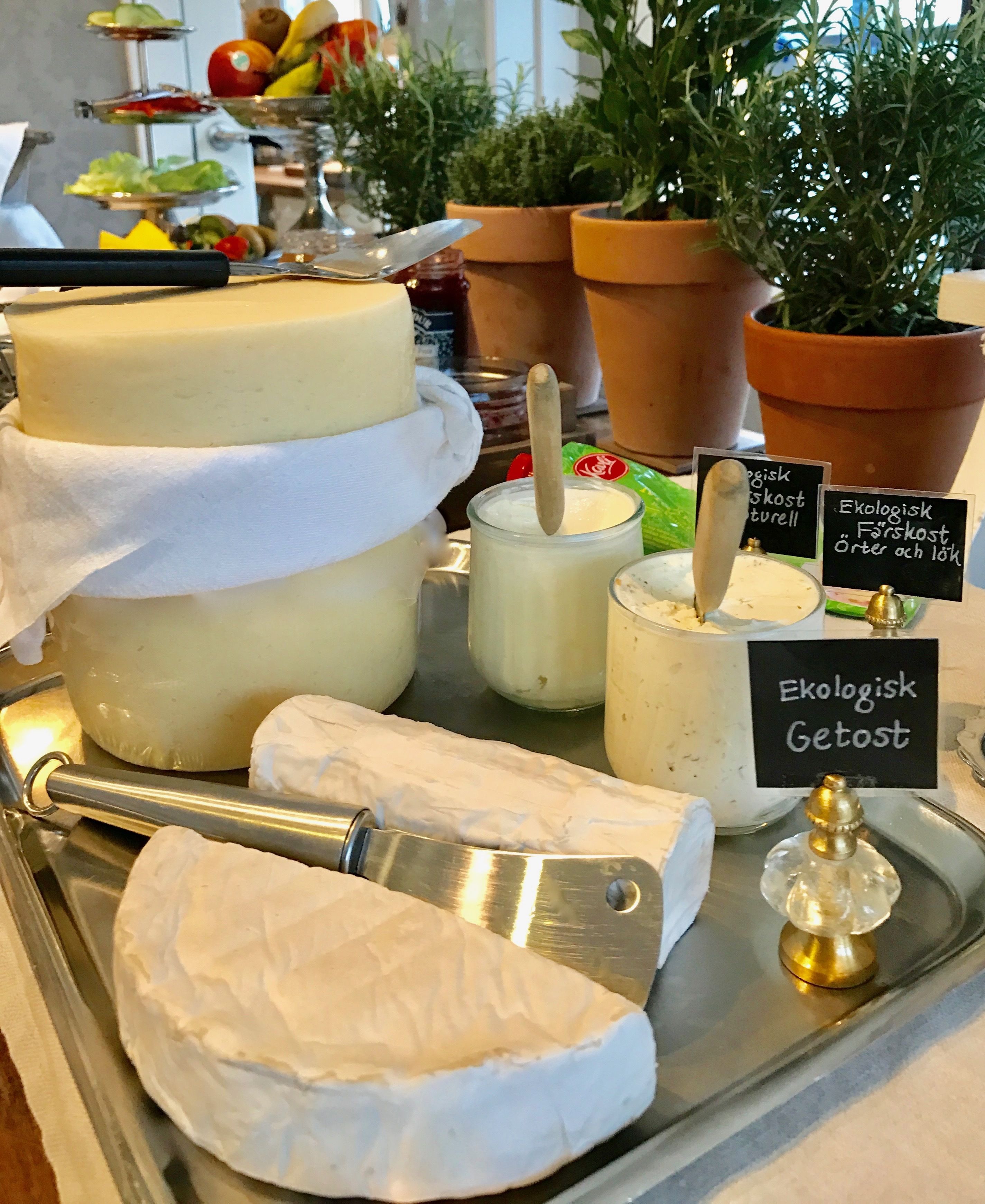 A cheese display with various types of cheese and labels indicating 'Ekologisk Getost'.