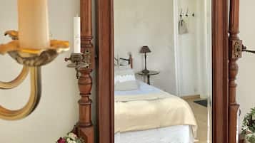 Individuell inredning, unika möbler, skrivbord och arbetsyta för laptop