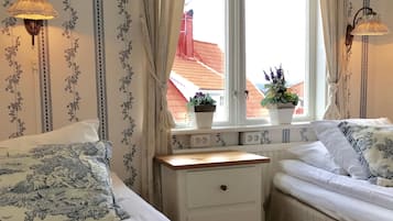 Trang trí khác biệt, trang bị nội thất với thiết kế riêng biệt, bàn